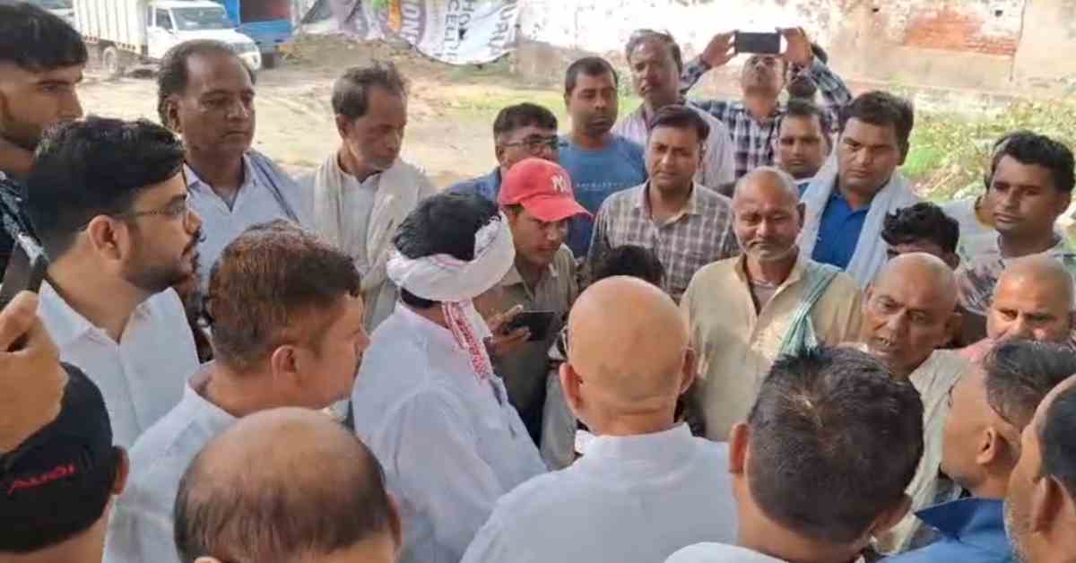 अजय राय ने बलदेव यादव के परिवार से की मुलाकात, हत्या का केस दर्ज करने की मांग, कहा- सरकारी नौकरी और 1 करोड़ मुआवजा भी दें