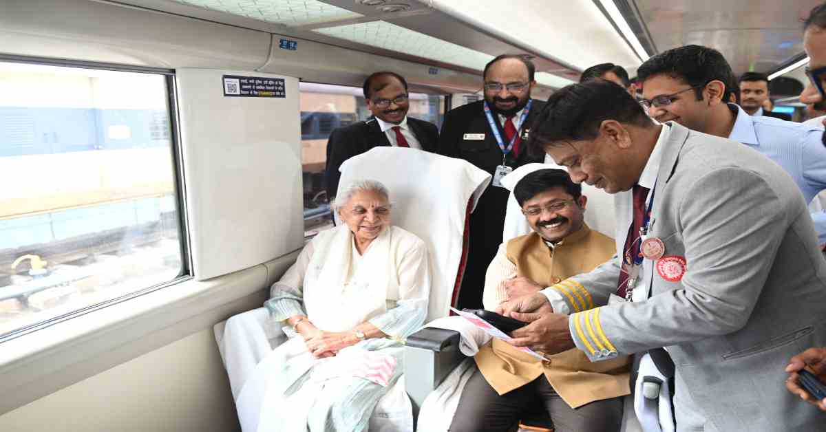 राज्यपाल आनंदीबेन पटेल ने रेल से किया प्रयागराज का सफर, PM के ईंधन बचत अपील को दिया बल