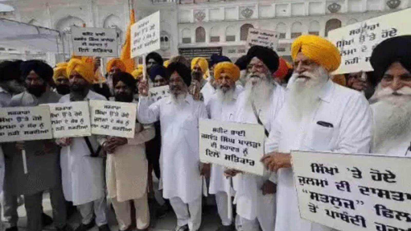 सतलुज फिल्म पर रोक के खिलाफ SGPC का प्रदर्शन, श्री हरिमंदिर साहिब से निकाला रोष मार्च
