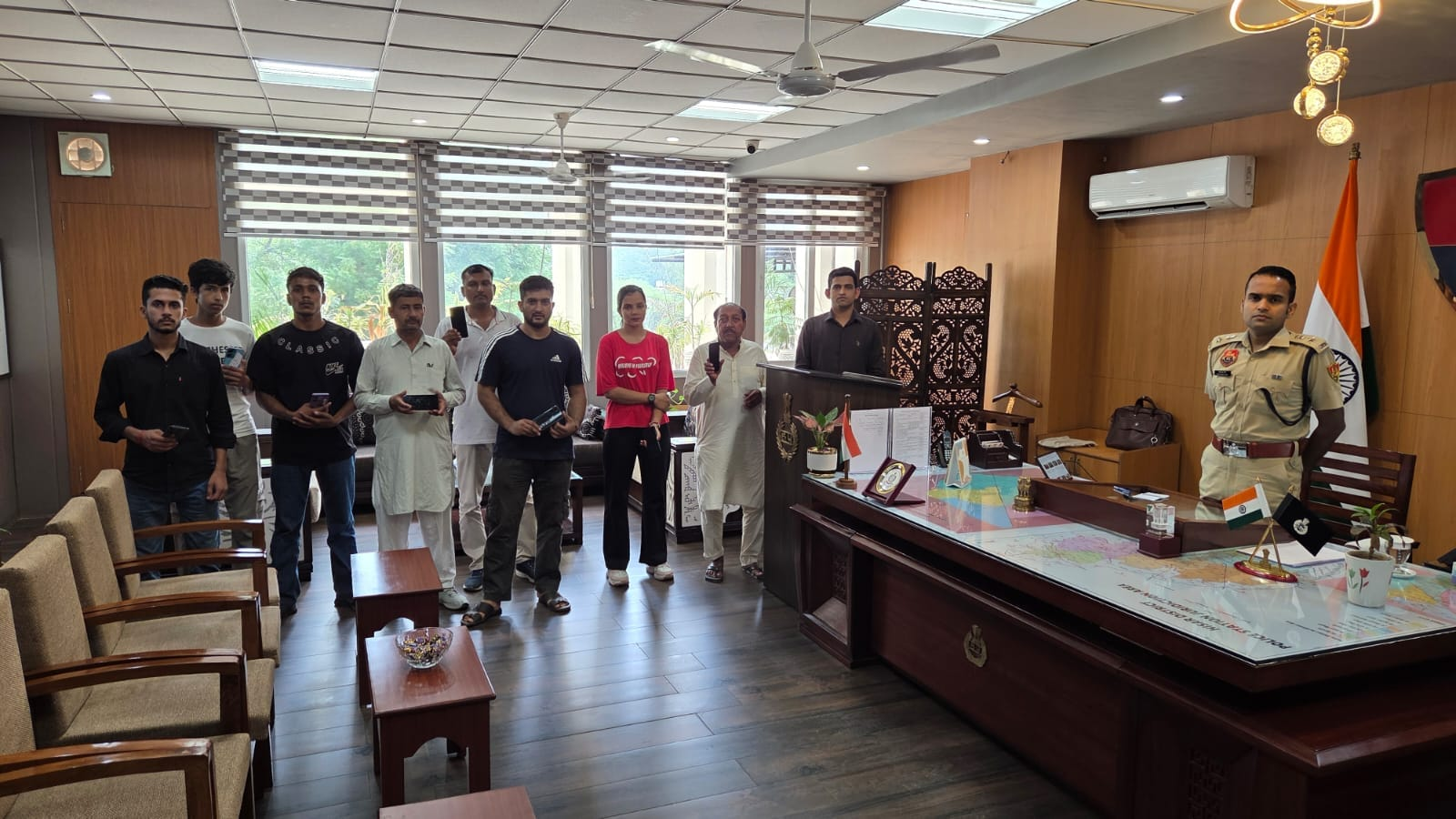 हिसार पुलिस ने 13 गुम मोबाइल किए बरामद, एसपी सिद्धान्त जैन ने मालिकों को लौटाए फोन