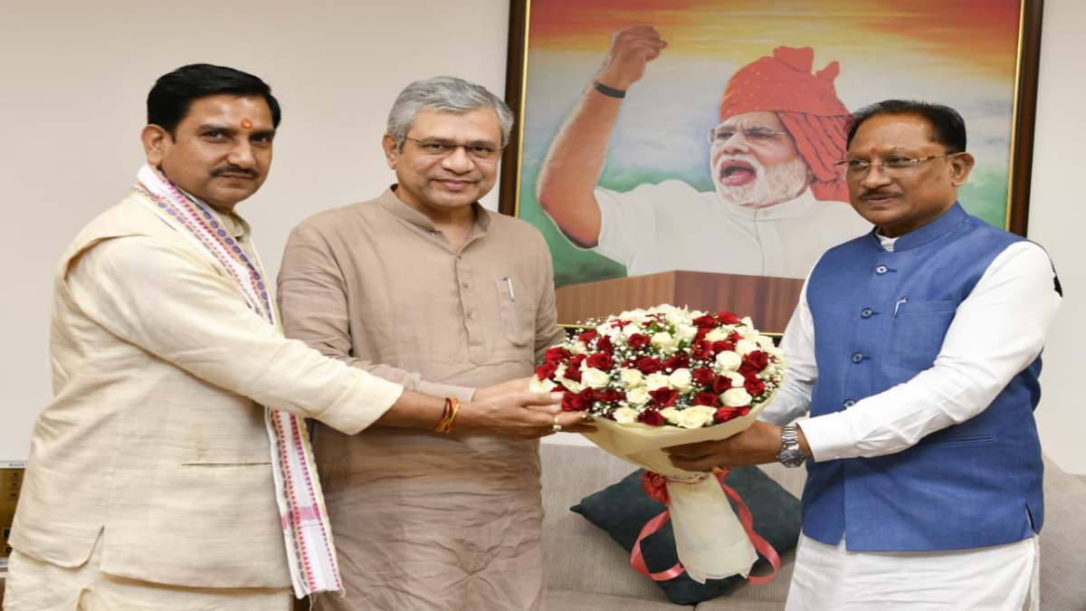 रेल मंत्री वैष्णव से मिले सीएम साय, कहा – छत्तीसगढ़ के संतुलित और समावेशी विकास का मजबूत आधार बनेगा रेल नेटवर्क का विस्तार