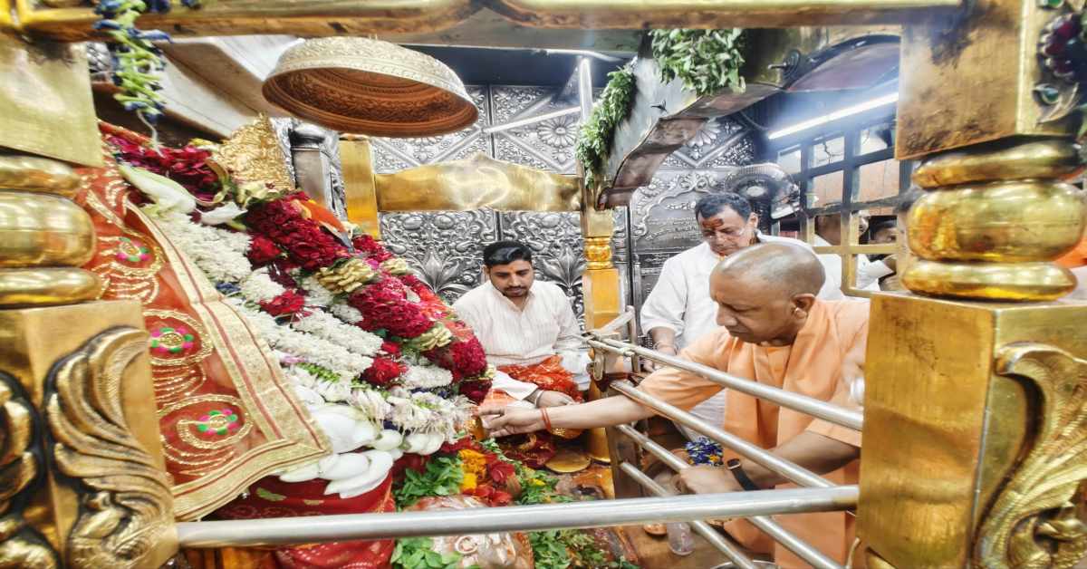 मां विंध्यवासिनी के दरबार पहुंचे सीएम योगी, मंत्रोच्चार के बीच किया पूजन, प्रदेश के लिए मांगा समृद्धि का आशीर्वाद