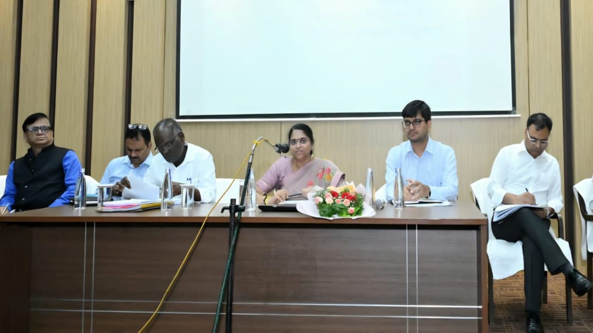 नगरीय प्रशासन विभाग की सचिव ने ली अफसरों की बैठक, कहा – हर 15 दिनों में निर्माण कार्यों का करें निरीक्षण, नागरिक सुविधाओं के काम में न हो लापरवाही