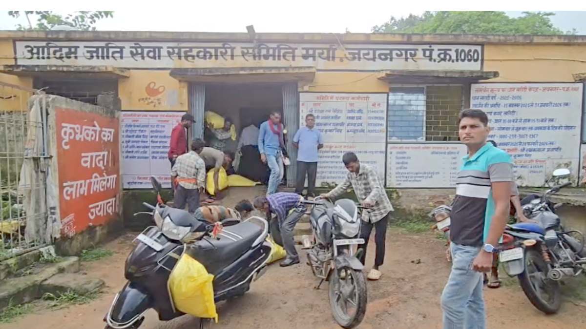 सहकारी समिति में खाद घोटाला : जांच में गायब मिले 20 लाख रुपए के खाद, हटाए गए समिति अध्यक्ष और प्रबंधक