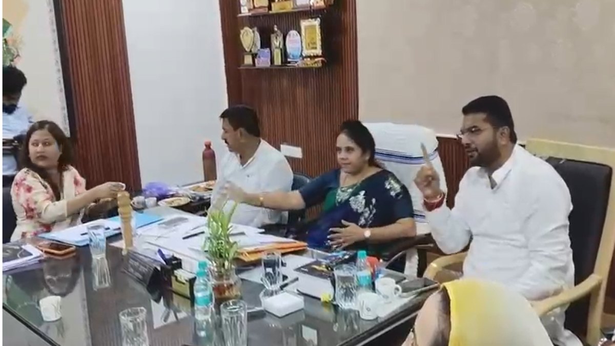 बैठक में भड़के नेता प्रतिपक्ष आकाश तिवारी, अफसरों को धरातल पर जाकर स्थिति देखने की दी नसीहत
