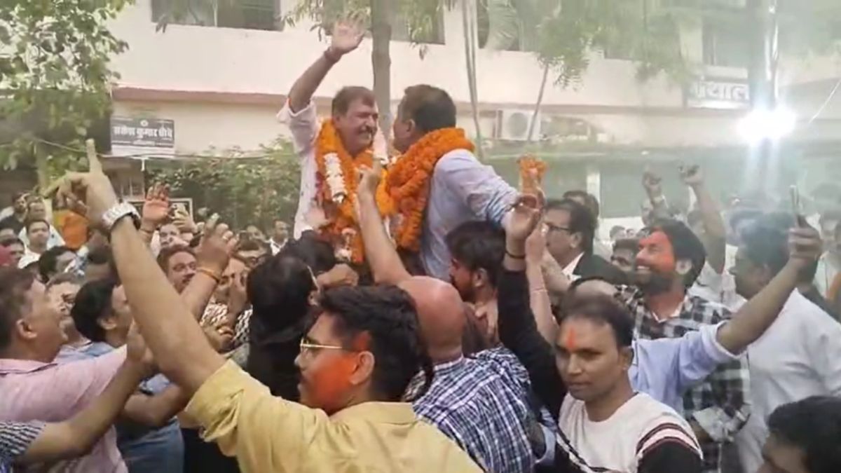 बिलासपुर जिला अधिवक्ता संघ चुनाव: अनुराग बाजपेयी बने अध्यक्ष, 380 मतों से दर्ज की जीत, समर्थकों ने मनाया जश्न