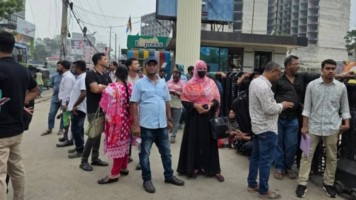 ‘एंटी इंडिया नारे’ लगाने वाले, भारतीय वीजा पाने को बेताब, बांग्लादेशी टूरिस्ट वीजा के लिए लंबी-लंबी लाइनें लगा रहे हैं