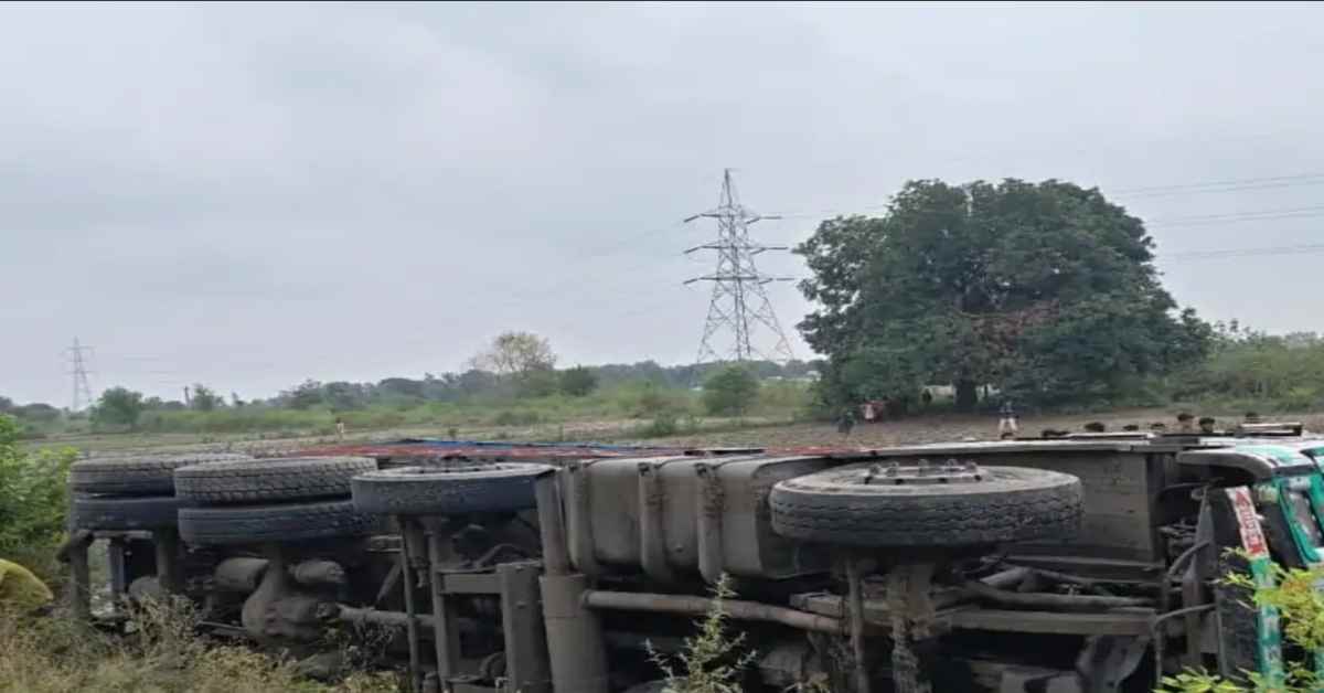 रफ्तार ने रोकी सांसेंः अनियंत्रित होकर पलटा सरिया से लदा ट्रक, 2 भाई समेत तीन मजदूरों की मौत, मंजर देख दहल उठे लोग