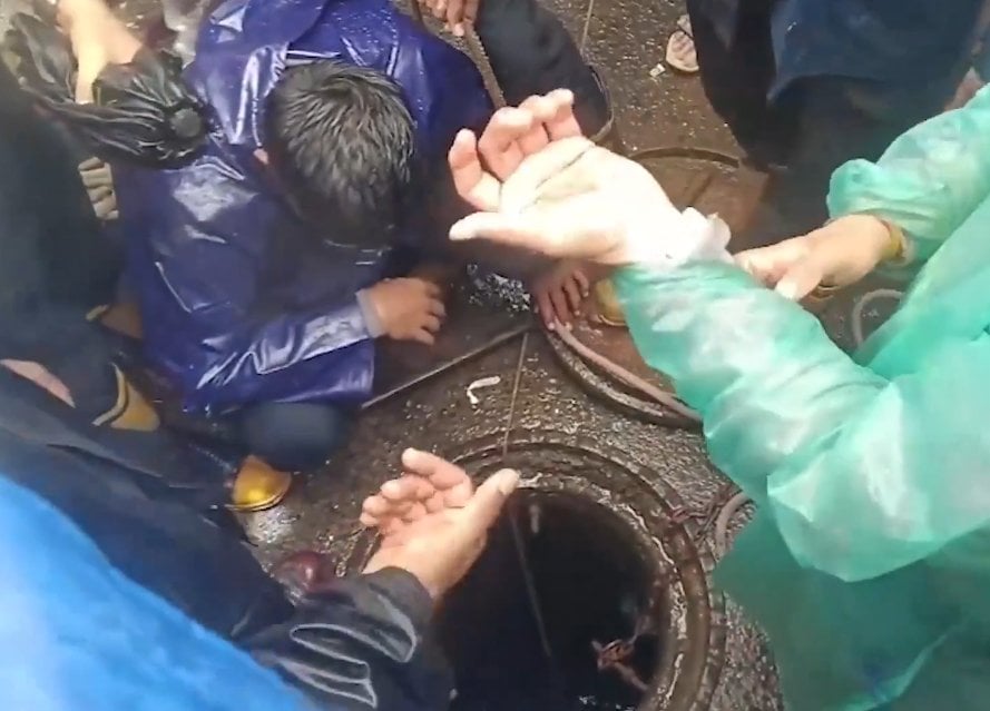 मुंबई में बारिश बनी जानलेवा: खुले मैनहोल में गिरने से 60 वर्षीय व्यक्ति की मौत, 2 घंटे बाद नाले से मिला शव