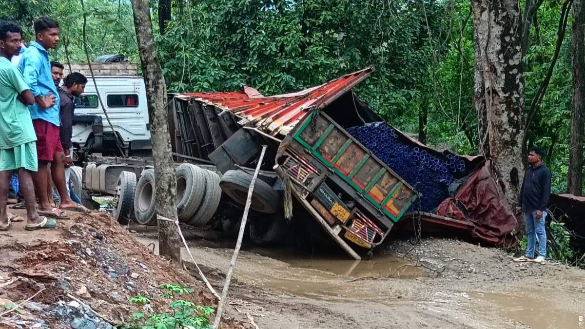 टहकापाल डायवर्सन में पलटा ट्रक, बस्तर और सुकमा जिले को जोड़ने वाले NH-63 पर लगा लंबा जाम