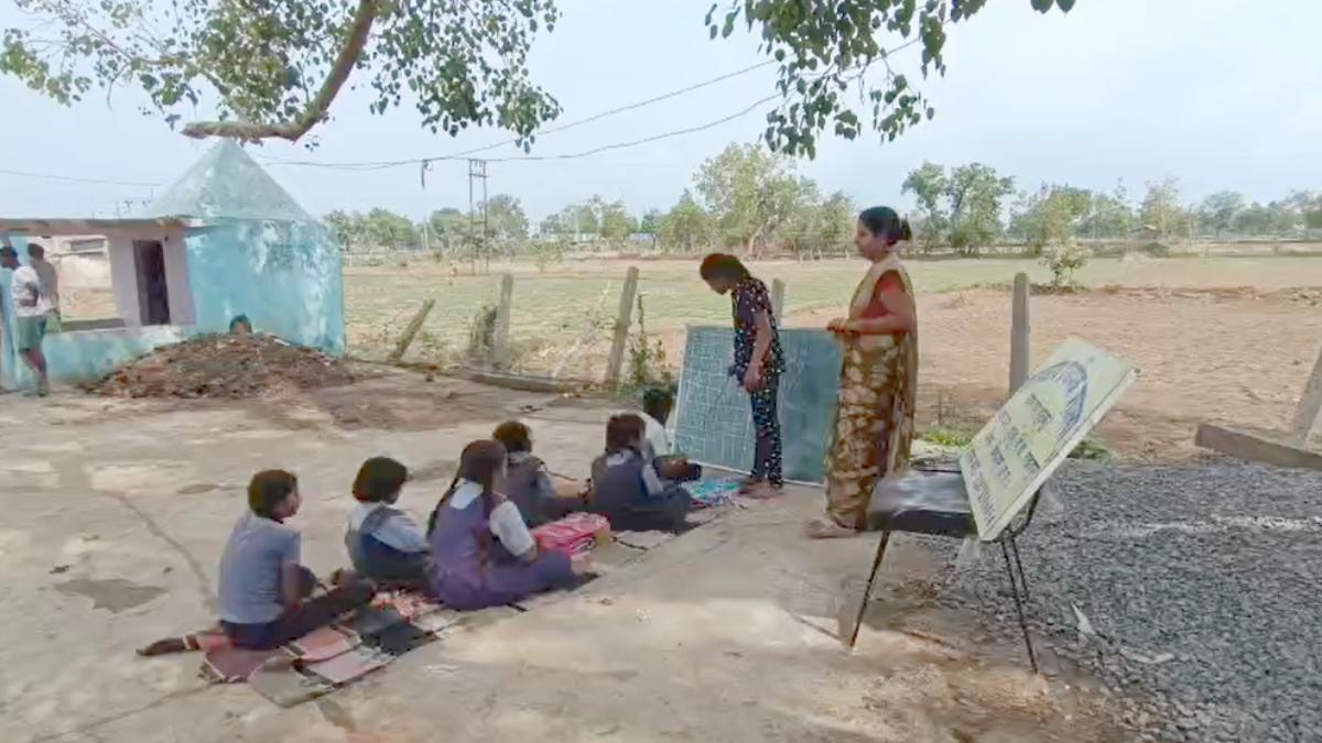 शिक्षा व्यवस्था बदहाल : बच्चे पेड़ के नीचे पढ़ने मजबूर, दो साल से नहीं मिला स्कूल भवन