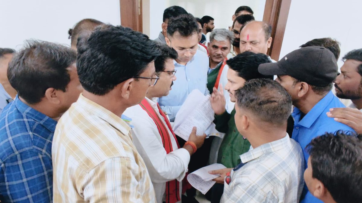 VB-G RAM G कर्मचारियों की हड़ताल स्थगित : डिप्टी सीएम विजय शर्मा के साथ बैठक के बाद लिया फैसला, 15 दिन में HR पॉलिसी और वेतन वृद्धि की मांगों पर कार्यवाही का मिला आश्वासन