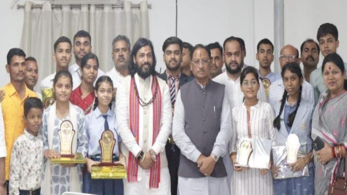 मुख्यमंत्री साय ने मेधावी छात्रों का किया सम्मान, कहा- समर्पण, अनुशासन और निरंतर परिश्रम से हर लक्ष्य किया जा सकता है हासिल