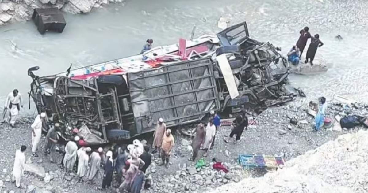 पाकिस्तान में ओवरलोडेड बस खाई में गिरी, 40 यात्रियों की मौके पर ही मौत, 8 घायल