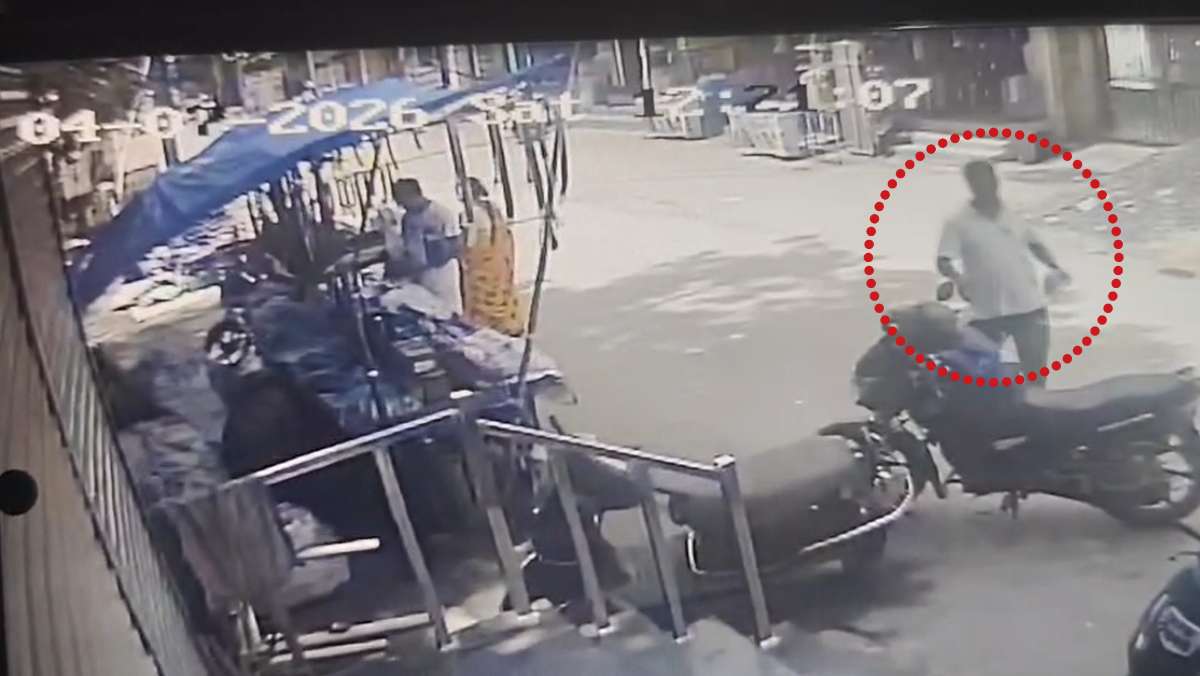 किसान से 60 हजार रुपये की उठाईगिरी, बाइक की डिक्की से पैसे निकालकर फरार हुआ बदमाश, CCTV में कैद हुई वारदात