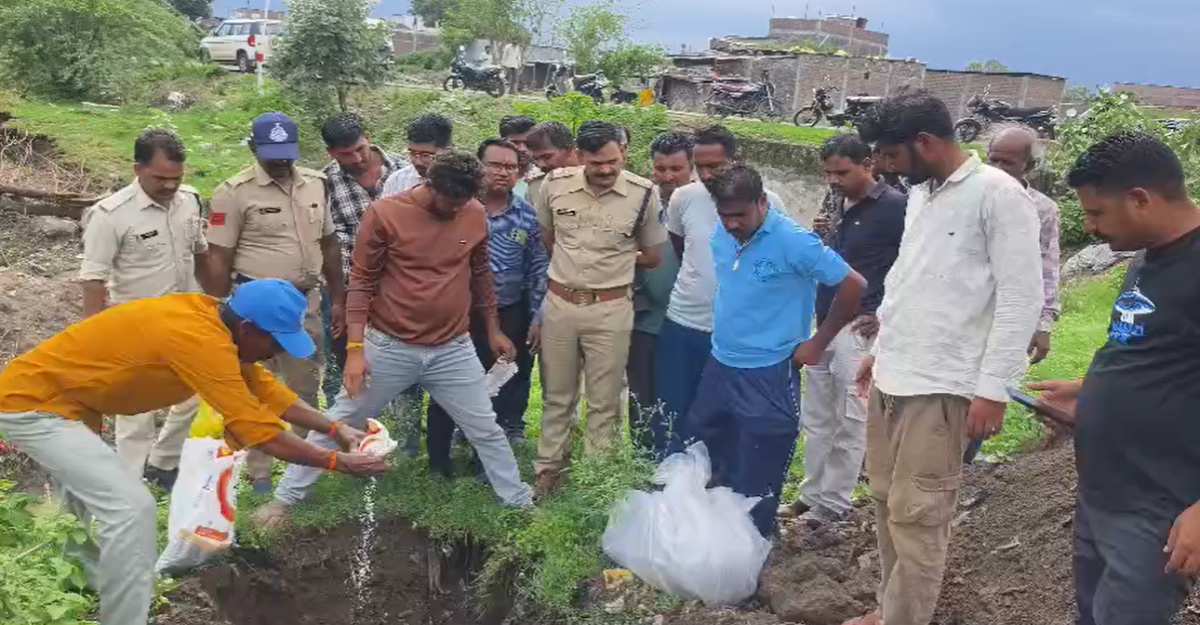 कुएं में गौवंश के अवशेष मिलने का चंद घंटों में खुलासाः गिरफ्तार चार आरोपियों में तीन नाबालिग, निकाला जुलूस