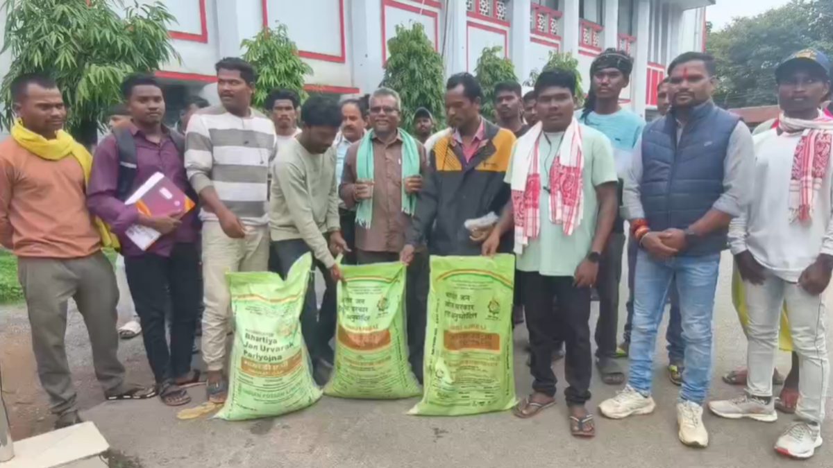 नकली खाद के आरोप पर किसानों का प्रदर्शन, कृषि विभाग ने जांच पूरी होने तक बिक्री पर लगाई रोक