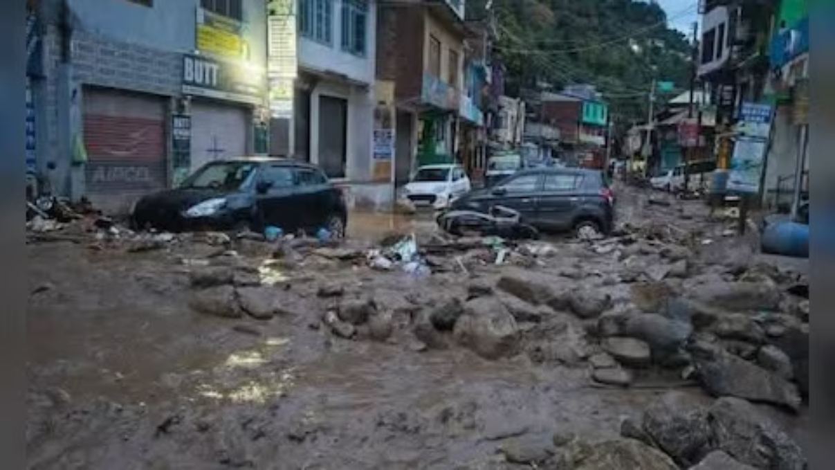 जम्मू-कश्मीर में बाढ़ और भूस्खलन से भारी तबाही, डोडा में बादल फटने से NH-244 बंद