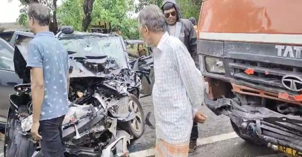 रफ्तार का कहरः नेशनल हाईवे-30 पर ट्रक और कार की जोरदार टक्कर, कार सवार 4 लोग घायल, एयरबैग खुलने से बची जान