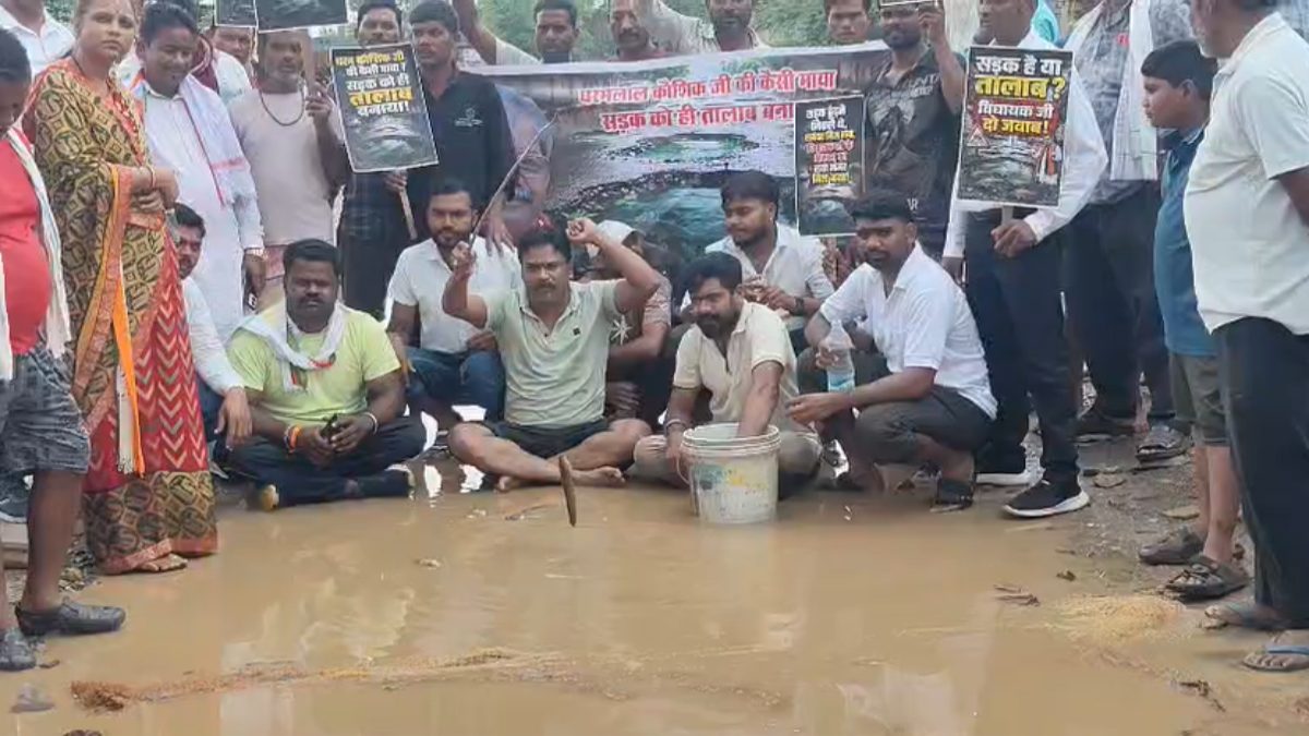 बदहाल सड़क पर कांग्रेस का अनोखा प्रदर्शन, पानी से भरे गड्ढों में किया मछली पालन, देखें VIDEO …