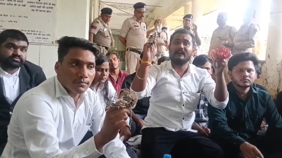 प्राइवेट स्कूलों की मनमानी के खिलाफ NSUI का प्रदर्शन, चूड़ियां और नजर का चश्मा लेकर DEO ऑफिस का घेराव