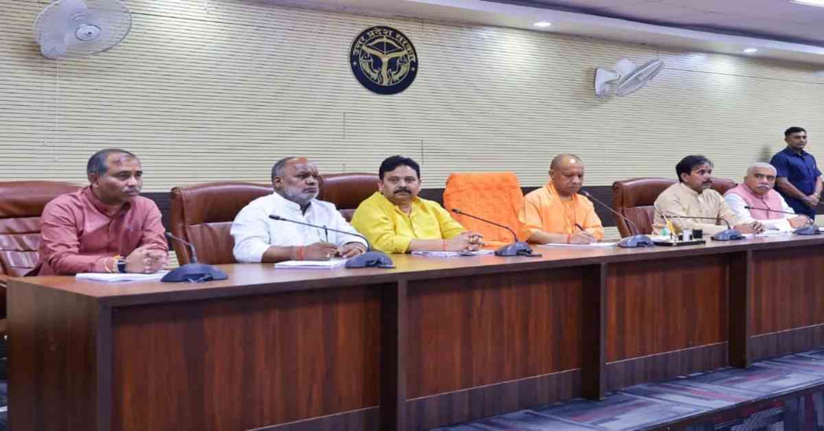 श्रावण में काशीवासियों के लिए अलग दर्शन मार्ग बनेगा, जल जीवन मिशन और सुरक्षा व्यवस्था पर सीएम योगी के सख्त निर्देश