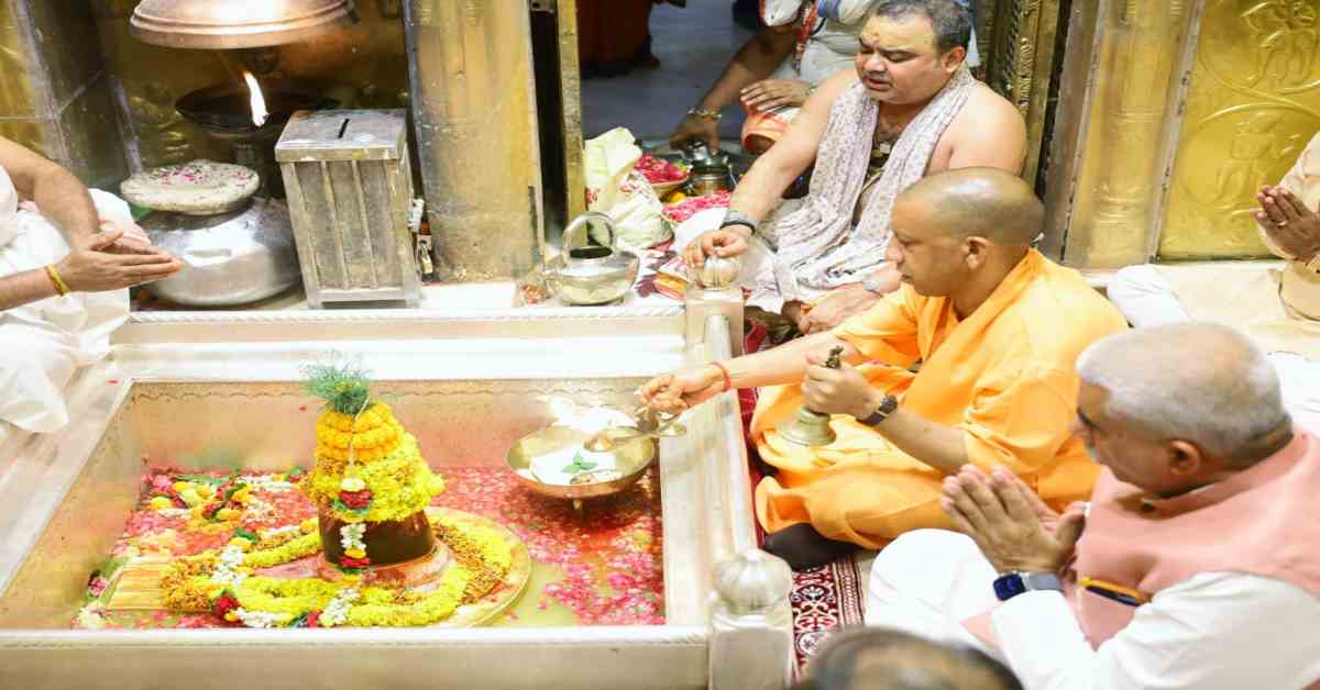 काल भैरव और काशी विश्वनाथ के दरबार पहुंचे सीएम योगी, लोकमंगल की कामना के साथ किया पूजन-अर्चन