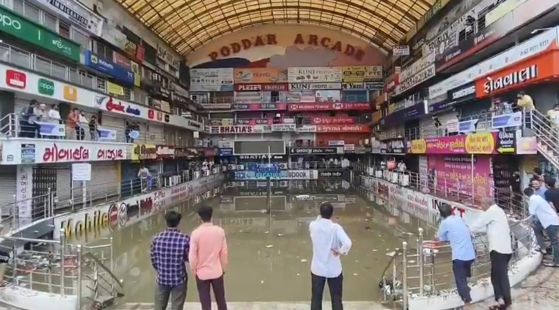 36 घंटे में 18 इंच बारिश ! सूरत में टूटा 85 साल पुराना रिकॉर्ड, बाढ़ से जनजीवन ठप