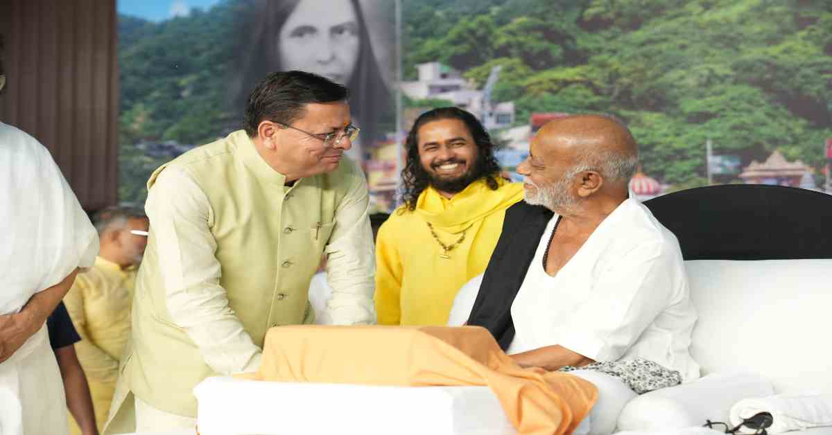 मोरारी बापू की श्रीराम कथा में पहुंचे CM धामी, भारतीय संस्कृति के प्रचार की सराहना, कहा- यहां आकर मिलता है अद्वितीय आध्यात्मिक सुख