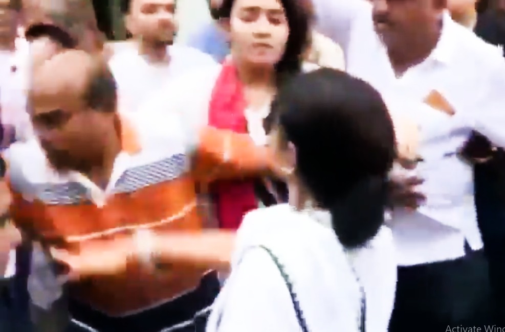 ममता बनर्जी खो बैठीं आपा! TMC कार्यकर्ता को ही जड़ दिया थप्पड़; ‘BJP कार्यकर्ताओं’ के अंडे फेंकने से थीं नाराज