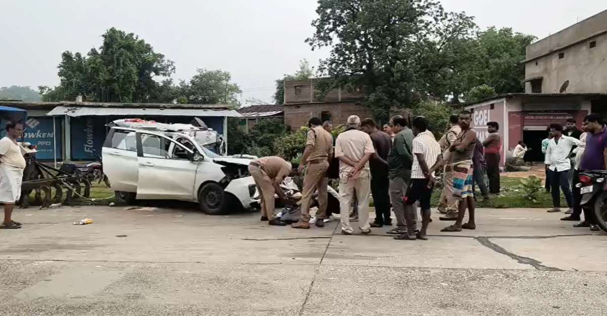 MP सड़क हादसे में 4 मौत, 1 गंभीरः उमरिया में खड़े ट्रक से टकराई ते रफ्तार कार