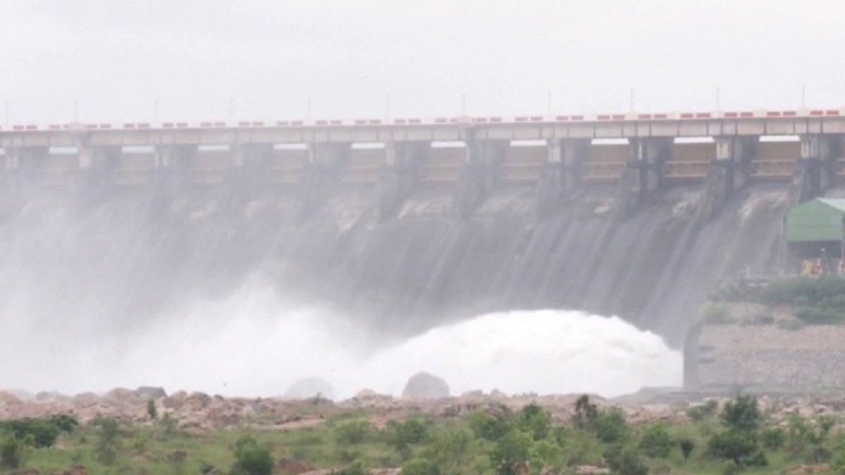 हीराकुंड बांध के खोले गए 4 गेट, शाम तक छूटेगा 1.80 लाख क्यूसेक पानी, जल संसाधन विभाग बोला– पूरी तरह नियंत्रण में है स्थिति …