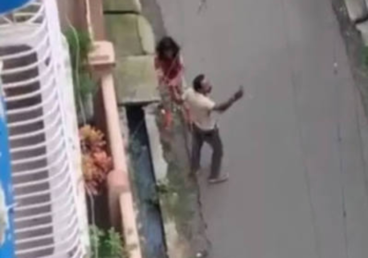 पश्चिम बंगाल में सड़क पर चाकूबाजी, पत्नी की हत्या कर खुद का गला रेता