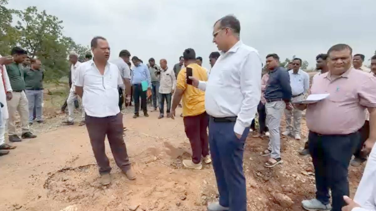 जनमन योजना की सड़क में तकनीकी खामी, निर्माण एजेंसी को ब्लैकलिस्ट करने और इंजीनियरों को निलंबित करने के निर्देश