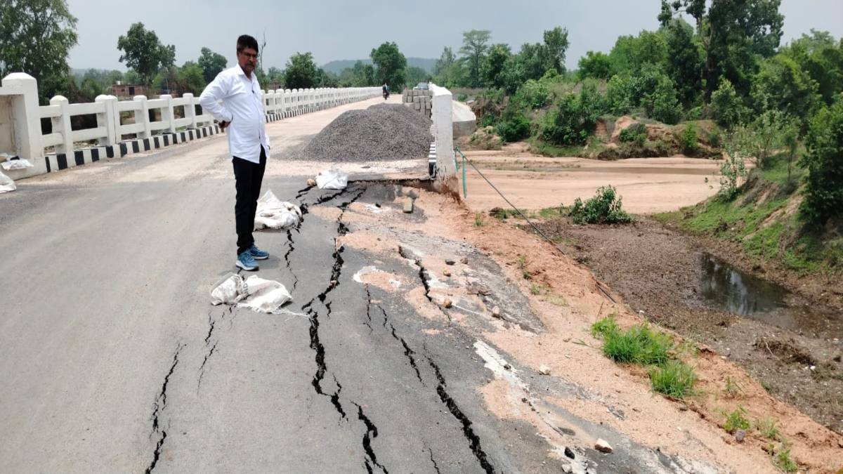 पहली बारिश में 2.88 करोड़ का एप्रोच रोड ध्वस्त, पुल की गुणवत्ता पर उठे सवाल, ग्रामीणों ने की उच्चस्तरीय जांच की मांग