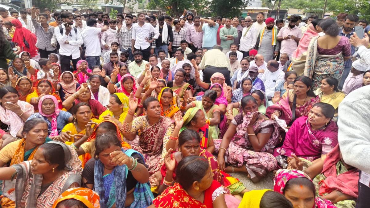 नकटी में बेदखली कार्रवाई का विरोध : कांग्रेसियों ने किया माना थाने का घेराव, जिम्मेदार अधिकारियों पर FIR की मांग