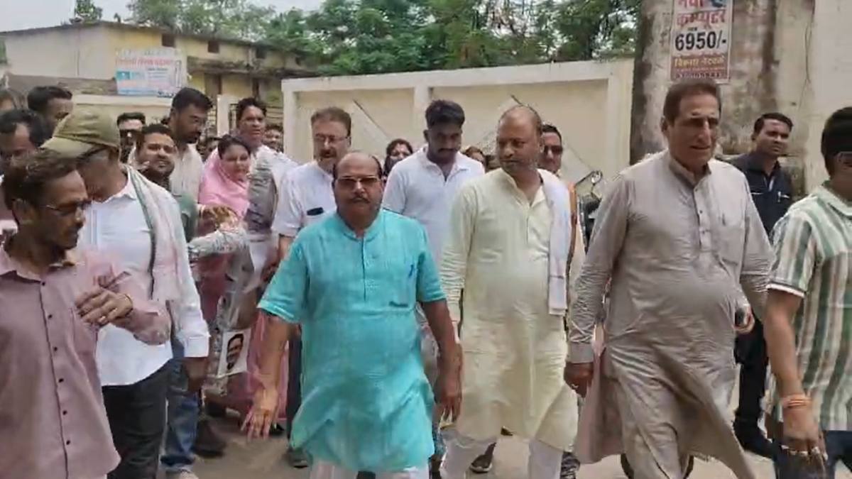 रामगोपाल अग्रवाल की गिरफ्तारी के विरोध में कांग्रेस ने किया प्रदर्शन, केंद्र और राज्य सरकार का जलाया पुतला