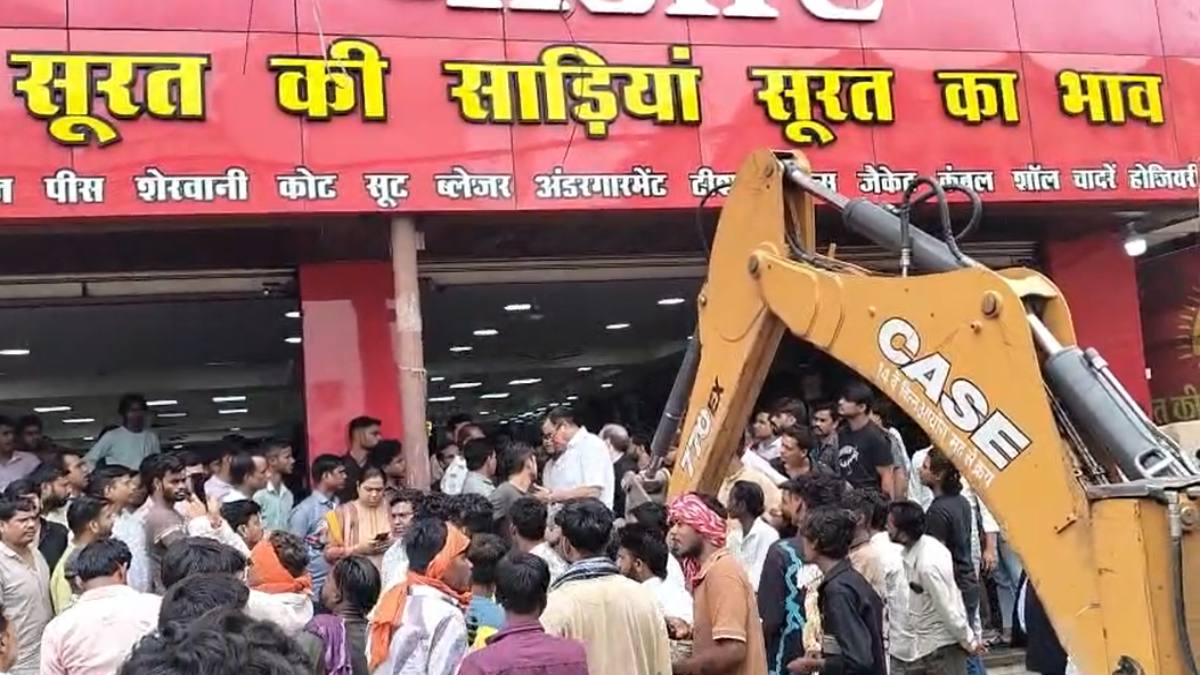 पंडरी कपड़ा मार्केट में निगम का एक्शन, जेसीबी से हटाया गया अवैध कब्जा