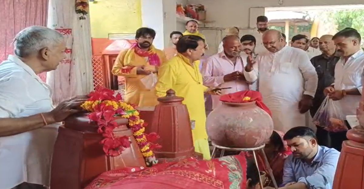दतिया उपचुनाव: नामांकन से पहले मां पीतांबरा के दरबार पहुंचे कांग्रेस प्रत्याशी घनश्याम, दिग्विजय ने भी टेका माथा