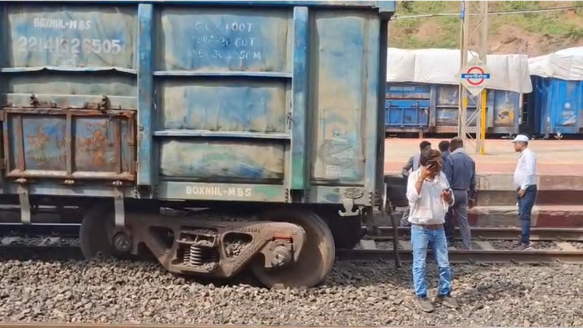 बड़ा हादसा टला: करगी रोड रेलवे स्टेशन पर मालगाड़ी के 5 डिब्बे हुए बेपटरी, देखें VIDEO…