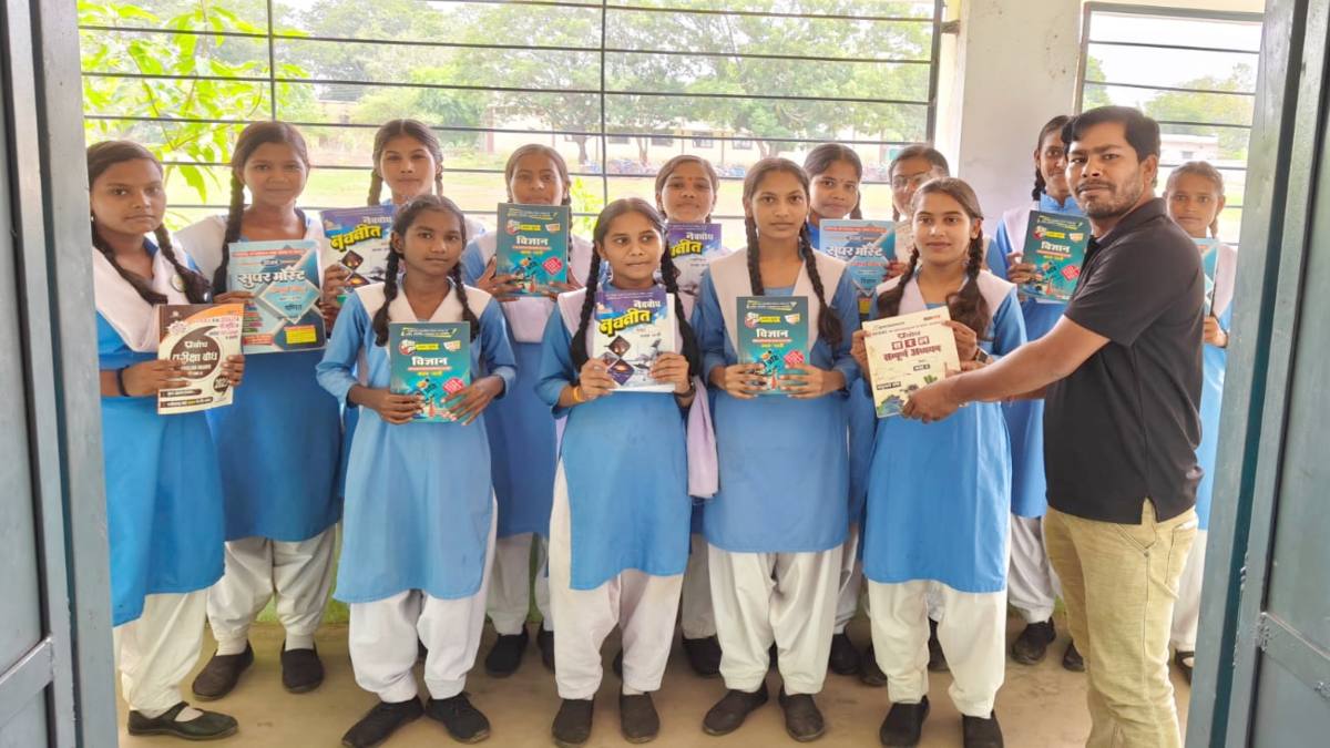 शिक्षक कृष्ण कुमार की अनोखी पहल : 10 सालों से जरूरतमंद छात्राओं को बांट रहे निःशुल्क पुस्तक और अध्ययन सामग्री