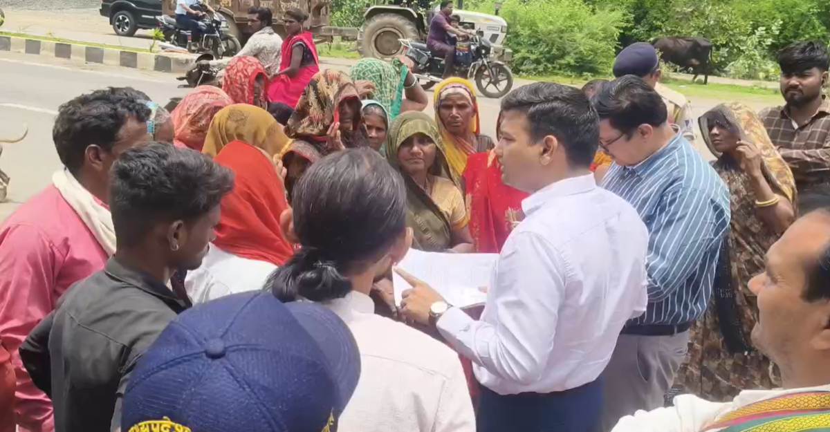 ऐसा है अपना जनता दरबारः 18 बार आवेदन के बाद भी नहीं बनी सड़क, ग्रामीणों ने कलेक्ट्रेट के सामने लगाया जाम, कलेक्टर को आना पड़ा सड़क पर