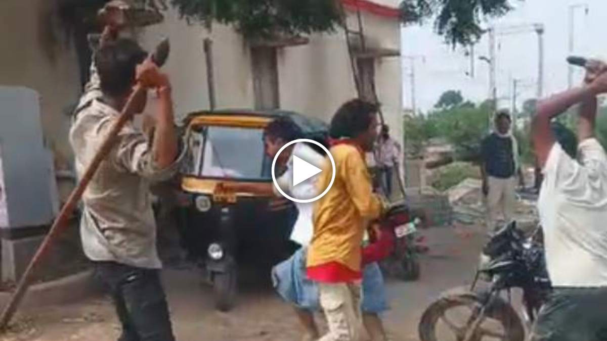 दीवार हटाकर मकान बनाने को लेकर विवाद, दबंगों ने बीच सड़क पर पिता-पुत्र को पीट-पीटकर किया लहूलुहान, पुलिस ने एक आरोपी को किया गिरफ्तार