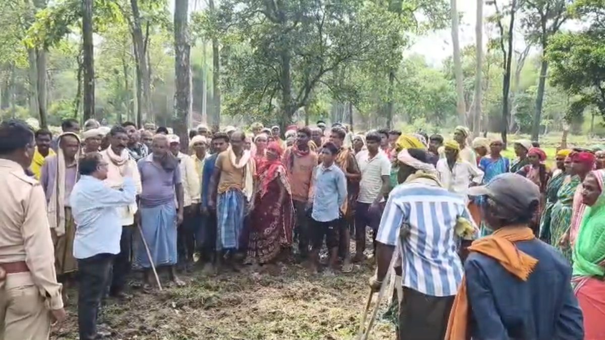 100 एकड़ वन भूमि पर अतिक्रमण हटाने पहुंची वन अमला को ग्रामीणों ने घेरा, अधिकारियों की समझाइश के बाद टला विवाद