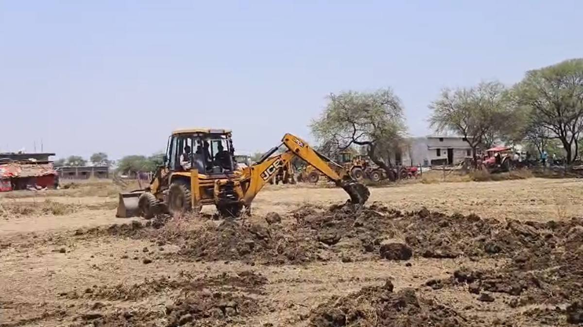 खबर का बड़ा असर : दबंगों के कब्जे से मुक्त हुई 100 एकड़ से ज्यादा सरकारी जमीन, ग्रामीणों ने कहा – 22 साल बाद बच्चों को मिला खेल मैदान