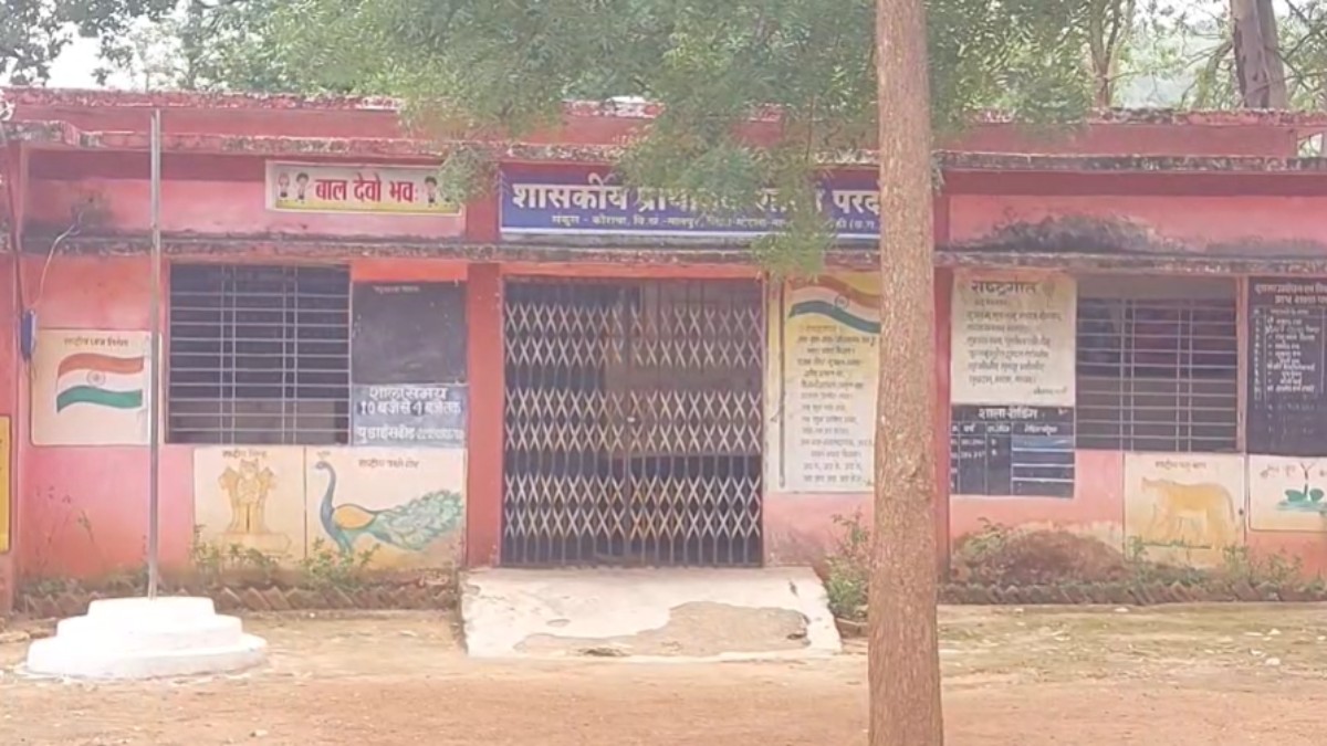 शिक्षकों की हड़ताल से स्कूलों में तालाबंदी, कई जगह रसोइयों के भरोसे चली पढ़ाई