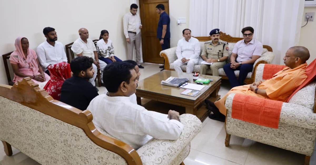 किसी भी कीमत पर बख्शा नहीं जाएगा और…CM योगी ने ललिता गौतम हत्याकांड के पीड़ित परिवार से मुलाकात कर न्याय दिलाने का दिया भरोसा, जानिए और क्या कहा?