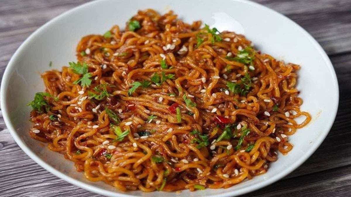 आप भी हैं मैगी लवर, तो बारिश में ट्राई करें स्पाइसी चटपटी चिली गार्लिक टोमैटो मैगी …
