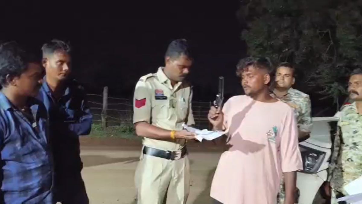 CG News: कट्टा लहराकर बाजार में दहशत फैला रहा था युवक, पुलिस ने घेराबंदी कर दबोचा, हथियार सप्लायर भी अरेस्ट