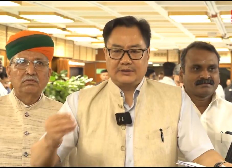 “सरकार विपक्ष के सभी मुद्दों को सुनेगी…”, सर्वदलीय बैठक खत्म होते ही किरण रिजिजू का पहला बयान, कल पेश होगा वंदे मातरम् बिल